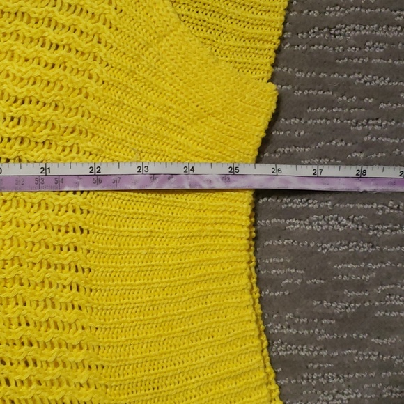 Sleeveless top uniq is the brand - Picture 4 of 4